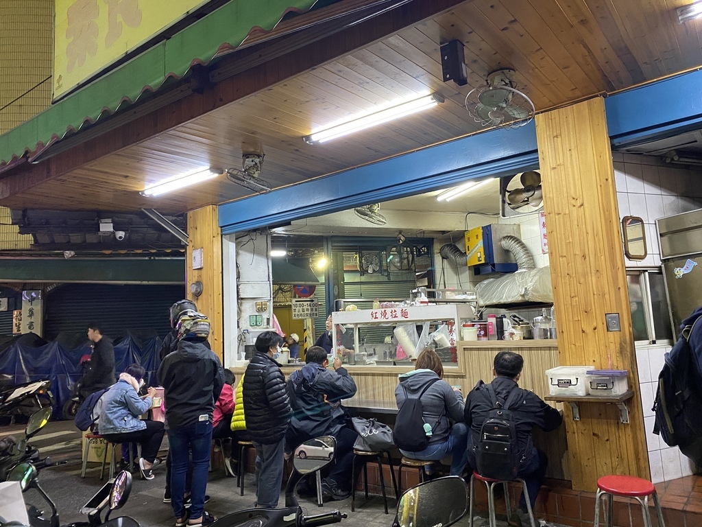 三和夜市素食料理-三重長安好吃素食的素食紅燒麵，紅燒湯頭很夠味