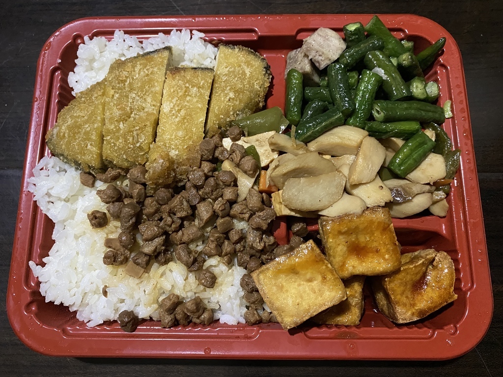 三和夜市素食料理-三重長安好吃素食的素食紅燒麵，紅燒湯頭很夠味【丁小羽素食篇】