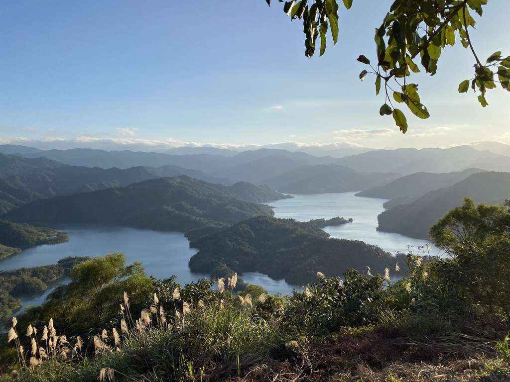 新北石碇景點-鱷魚島觀景平台(小格頭獅頭山)，俯瞰鱷魚島的湖光景色