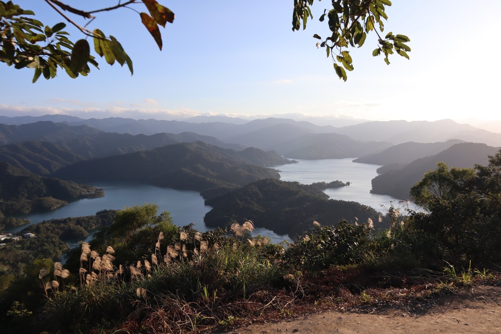 新北石碇景點-鱷魚島觀景平台(小格頭獅頭山)，俯瞰鱷魚島的湖光景色