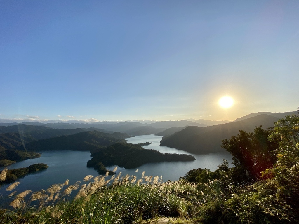 新北石碇景點-鱷魚島觀景平台(小格頭獅頭山)，俯瞰鱷魚島的湖光景色