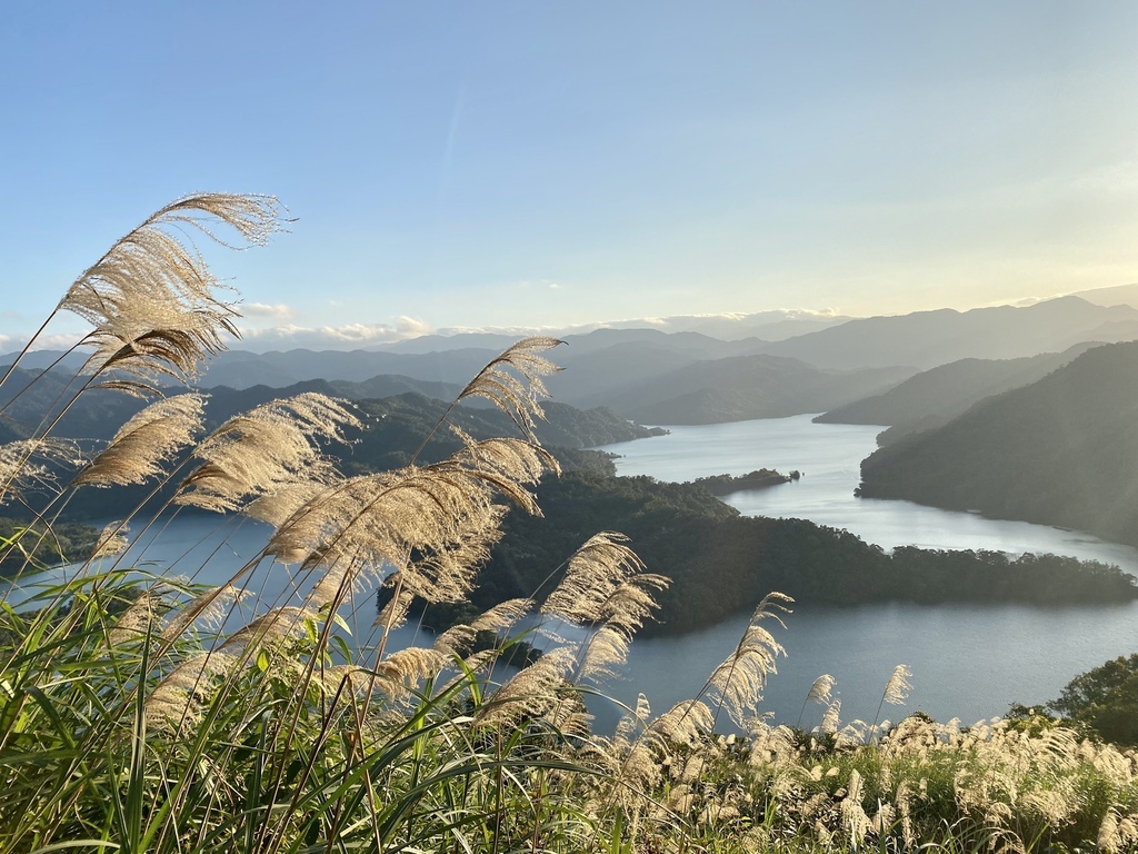 新北石碇景點-鱷魚島觀景平台(小格頭獅頭山)，俯瞰鱷魚島的湖光景色