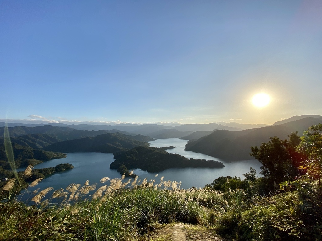 新北石碇景點-鱷魚島觀景平台(小格頭獅頭山)，俯瞰鱷魚島的湖光景色