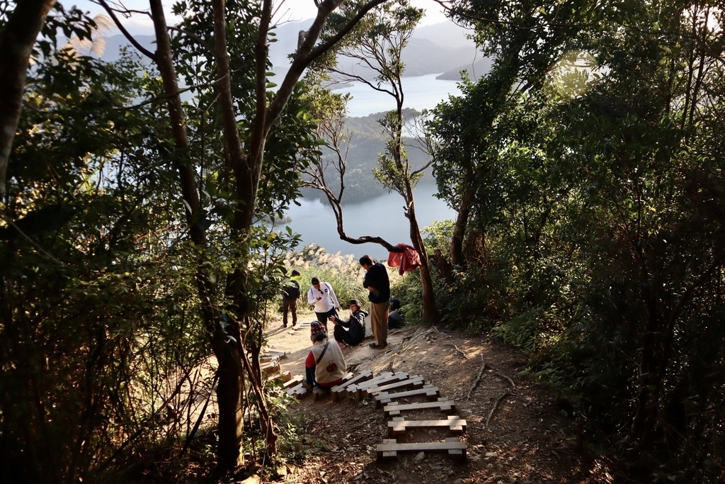 新北石碇景點-鱷魚島觀景平台(小格頭獅頭山)，俯瞰鱷魚島的湖光景色