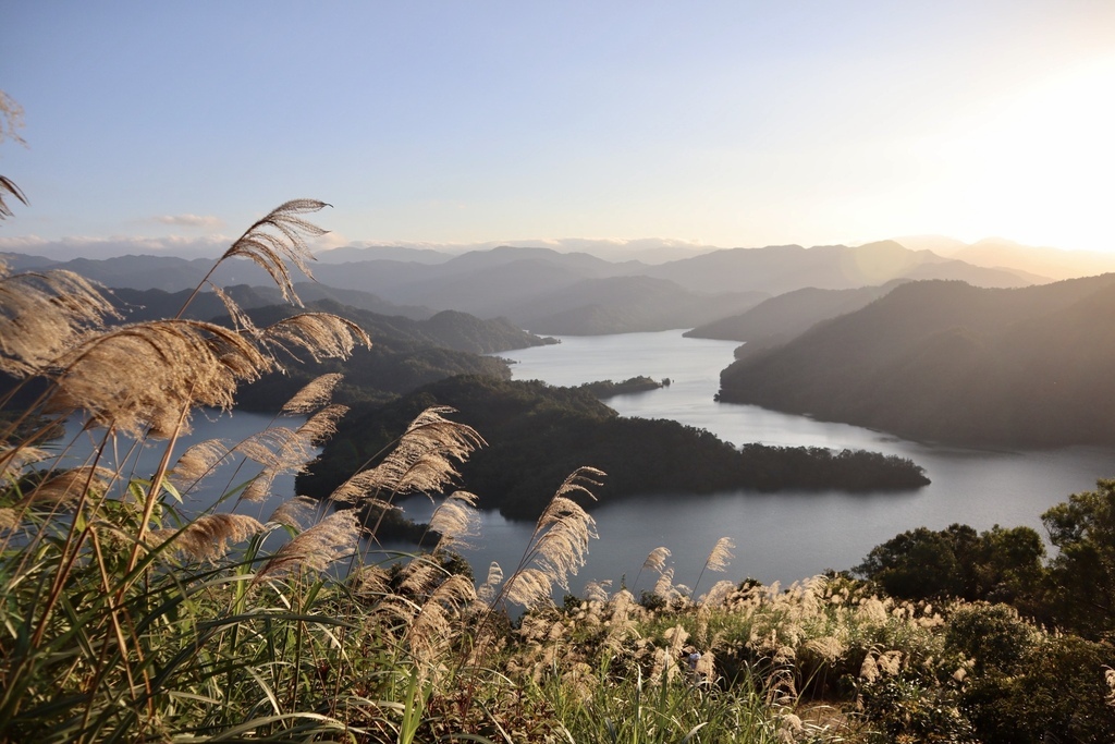 新北石碇景點-鱷魚島觀景平台(小格頭獅頭山)，俯瞰鱷魚島的湖光景色