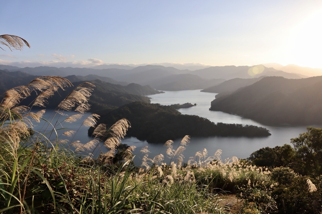 新北石碇景點-鱷魚島觀景平台(小格頭獅頭山)，俯瞰鱷魚島的湖光景色