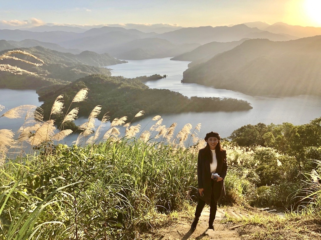 新北石碇景點-鱷魚島觀景平台(小格頭獅頭山)，俯瞰鱷魚島的湖光景色