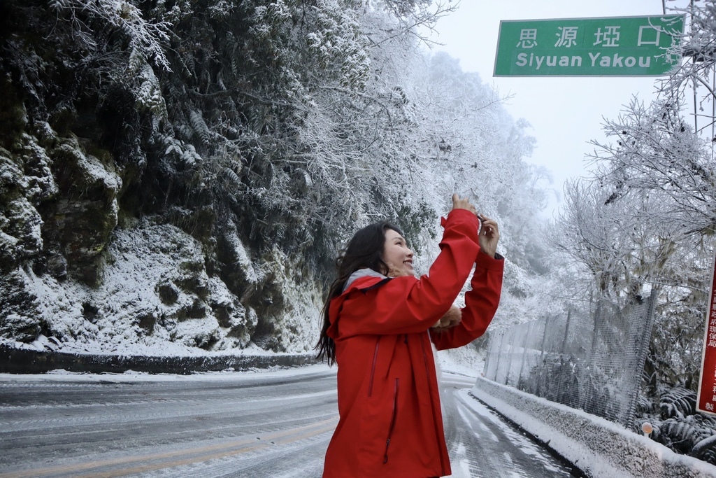 宜蘭大同鄉景點-來台7甲線思源埡口，欣賞被雪包覆的銀白森林