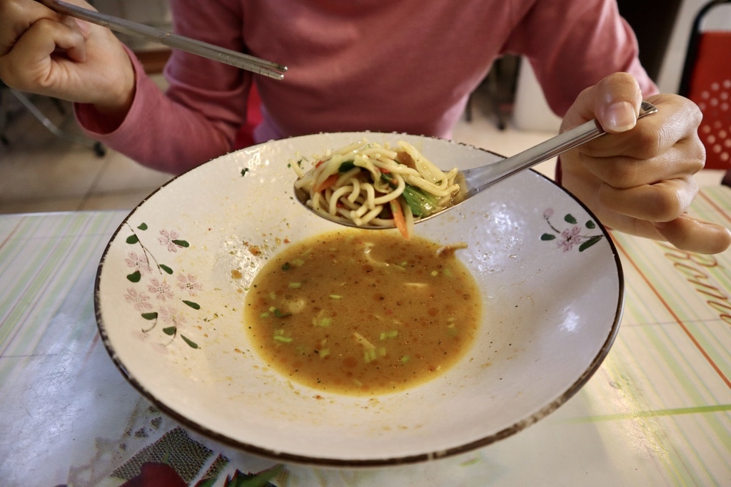 花蓮玉里素食料理-蓮花天恩素食店，給你大碗又好吃的素食玉里麵