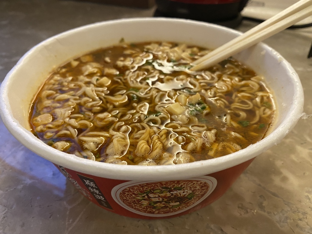 超商素食泡麵-維力素飄香麻辣燙風味麵，給你很夠味的麻辣感！