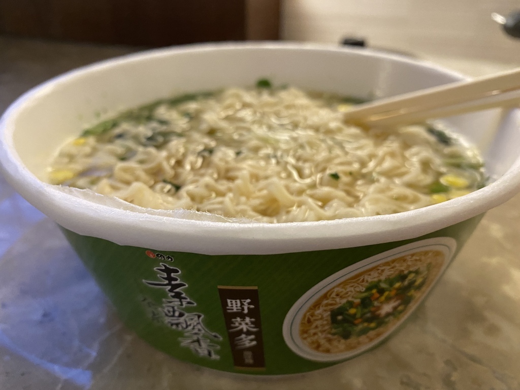 超商素食泡麵-維力素飄香麻辣燙風味麵，給你很夠味的麻辣感！