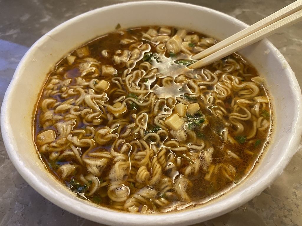 超商素食泡麵-維力素飄香麻辣燙風味麵，給你很夠味的麻辣感！