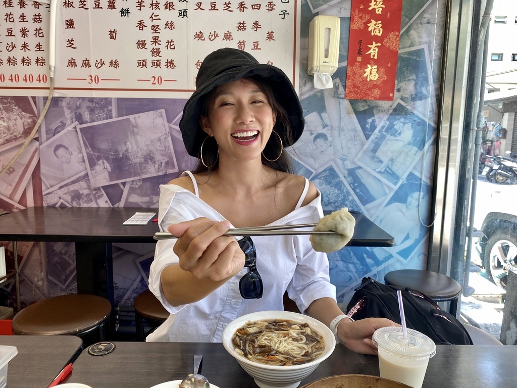 台北松山素食-雪裡紅素食點心，跟著丁小羽來吃素食蒸餃、素肉粽、麻辣湯麵