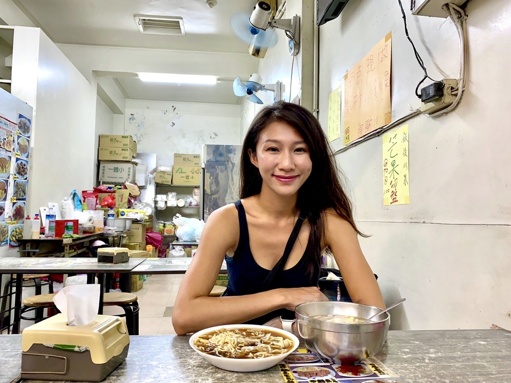 台南中西區美食-過客亭葷食素食蛋包飯專賣店，小羽帶你去吃好吃的素食蛋包飯