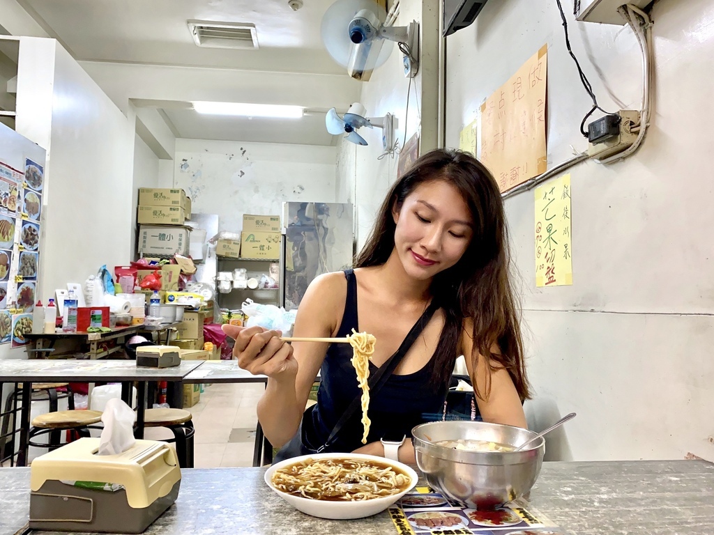 台南中西區美食-過客亭葷食素食蛋包飯專賣店，小羽帶你去吃好吃的素食蛋包飯