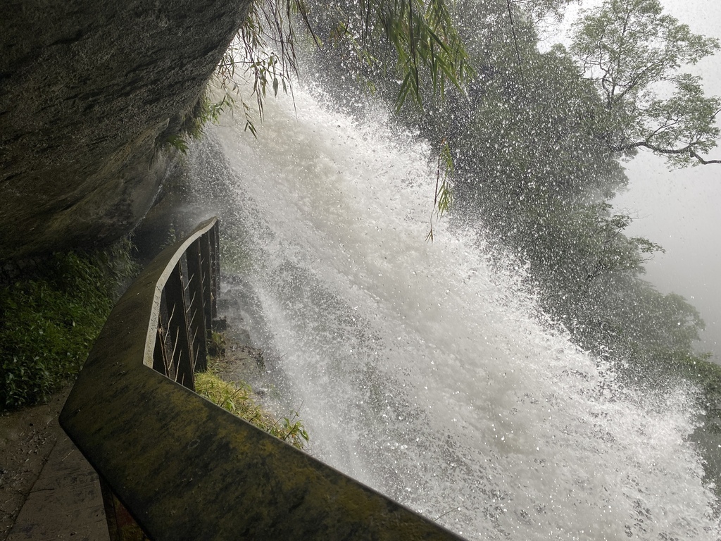 嘉義梅山景點-出發竹坑溪步道，走過巨石岩壁，欣賞龍宮瀑布及生毛樹瀑布