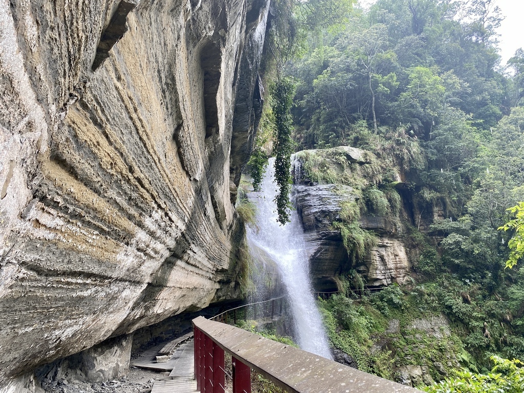 嘉義梅山景點-丁小羽帶你去竹坑溪步道裡的『雷音瀑布』