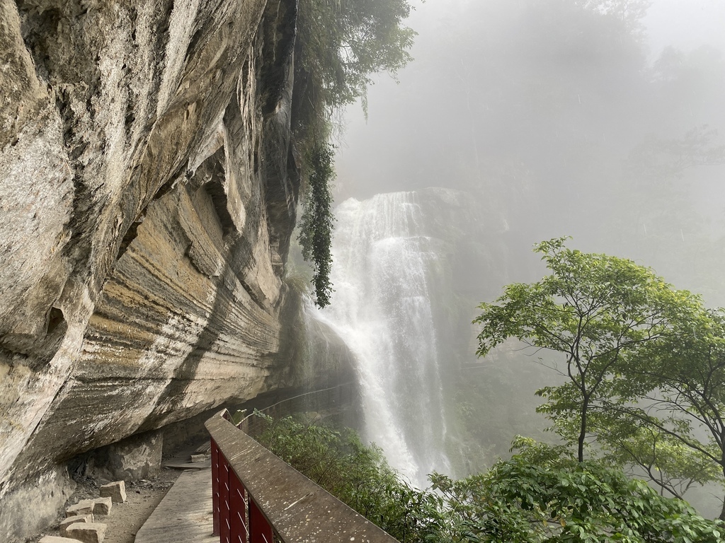 嘉義梅山景點-出發竹坑溪步道，走過巨石岩壁，欣賞龍宮瀑布及生毛樹瀑布