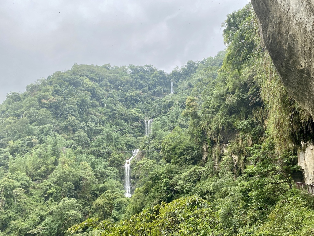 嘉義梅山景點-出發竹坑溪步道，走過巨石岩壁，欣賞龍宮瀑布及生毛樹瀑布