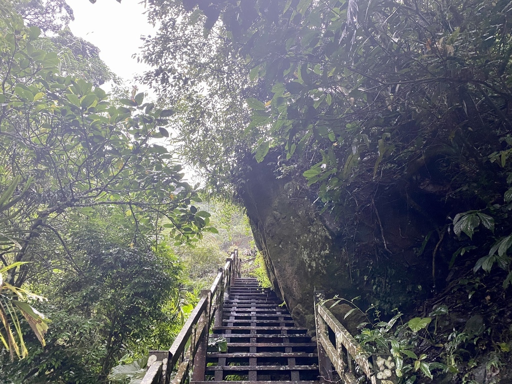 嘉義梅山景點-出發竹坑溪步道，走過巨石岩壁，欣賞龍宮瀑布及生毛樹瀑布