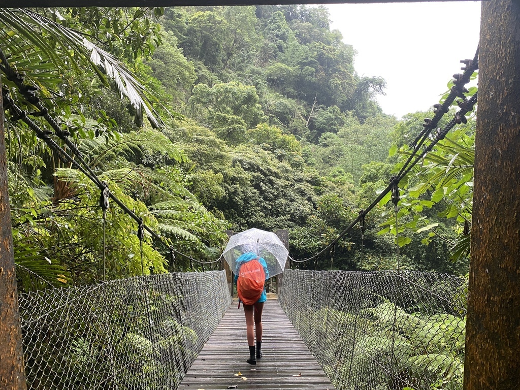 嘉義梅山景點-出發竹坑溪步道，走過巨石岩壁，欣賞龍宮瀑布及生毛樹瀑布