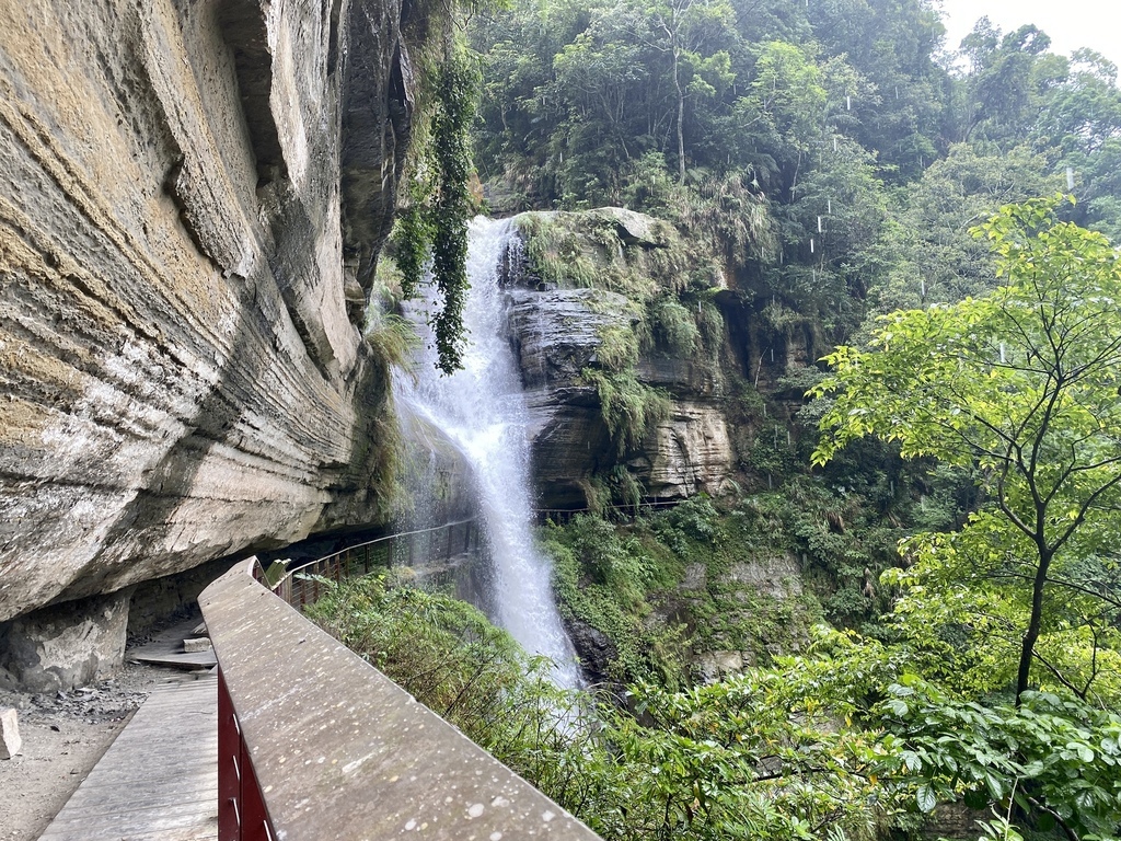 嘉義梅山景點-丁小羽帶你去竹坑溪步道裡的『龍宮瀑布』