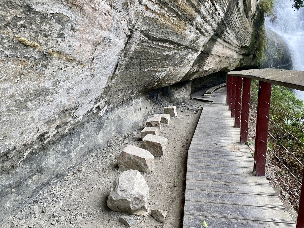 嘉義梅山景點-出發竹坑溪步道，走過巨石岩壁，欣賞龍宮瀑布及生毛樹瀑布