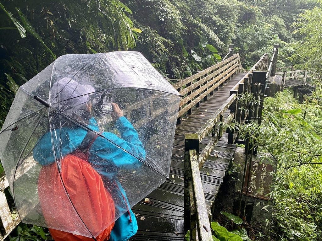 嘉義梅山景點-出發竹坑溪步道，走過巨石岩壁，欣賞龍宮瀑布及生毛樹瀑布