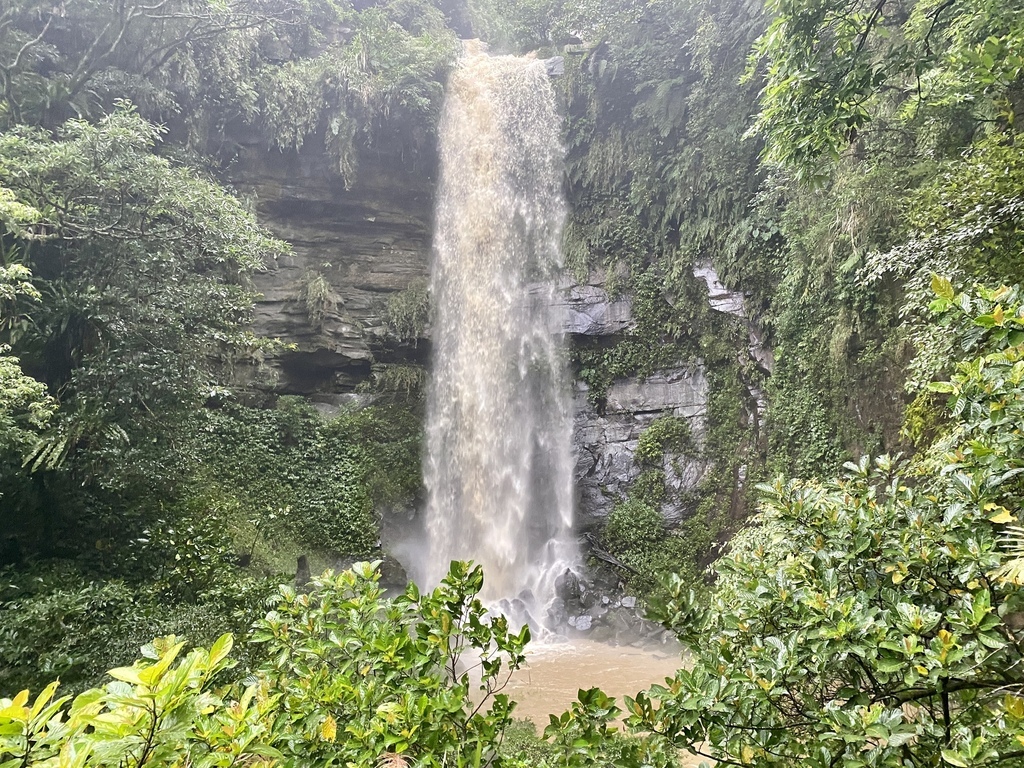 嘉義梅山景點-出發竹坑溪步道，走過巨石岩壁，欣賞龍宮瀑布及生毛樹瀑布