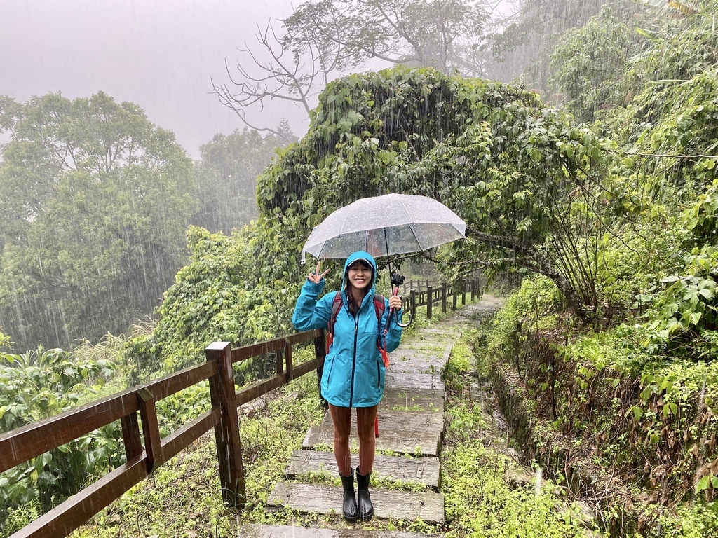 嘉義梅山景點-出發竹坑溪步道，走過巨石岩壁，欣賞龍宮瀑布及生毛樹瀑布