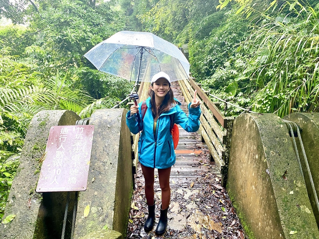 嘉義梅山景點-出發竹坑溪步道，走過巨石岩壁，欣賞龍宮瀑布及生毛樹瀑布