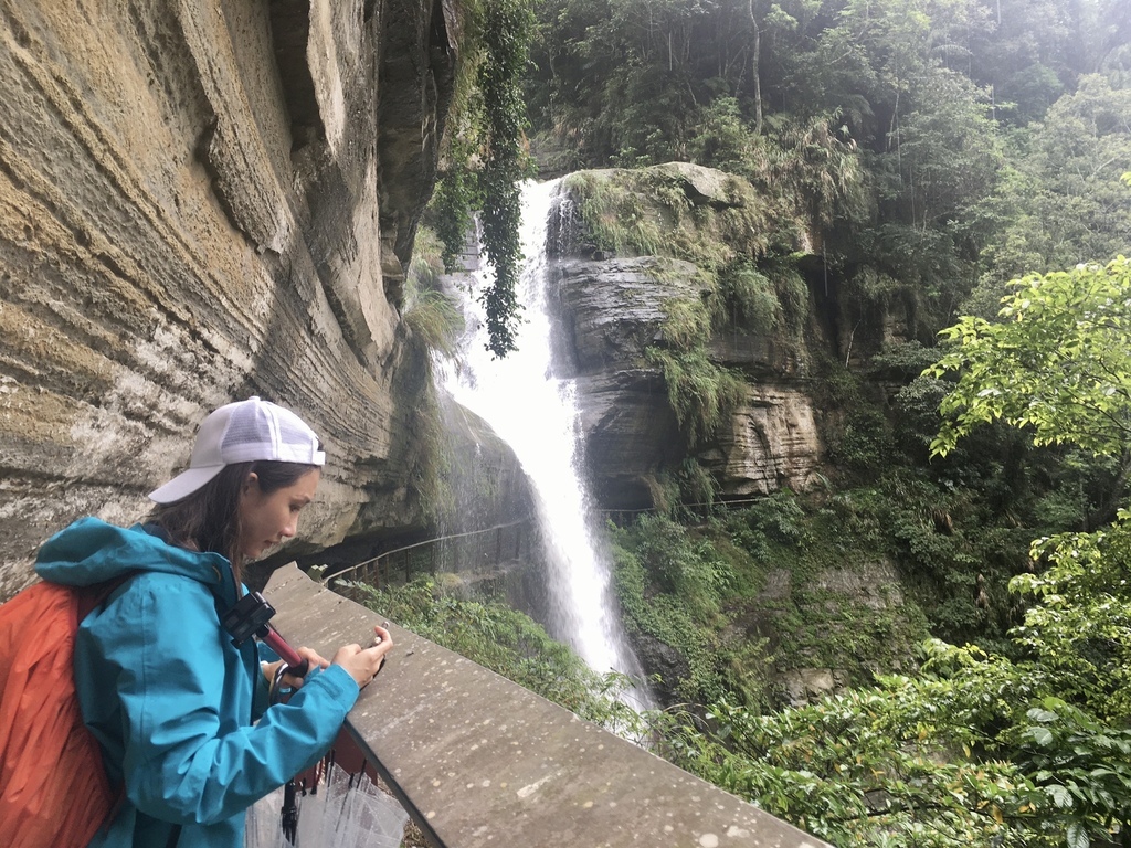 嘉義梅山景點-出發竹坑溪步道，走過巨石岩壁，欣賞龍宮瀑布及生毛樹瀑布