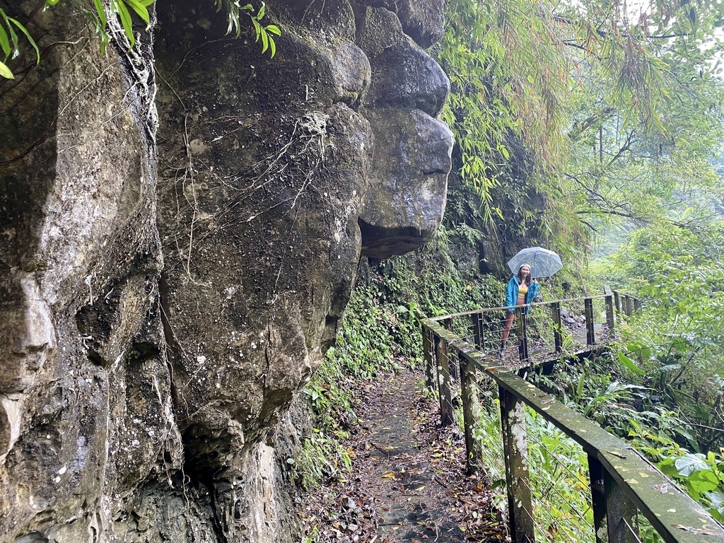 嘉義梅山景點-出發竹坑溪步道，走過巨石岩壁，欣賞龍宮瀑布及生毛樹瀑布