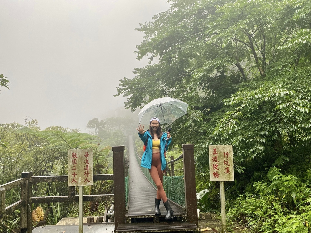 嘉義梅山景點-出發竹坑溪步道，走過巨石岩壁，欣賞龍宮瀑布及生毛樹瀑布