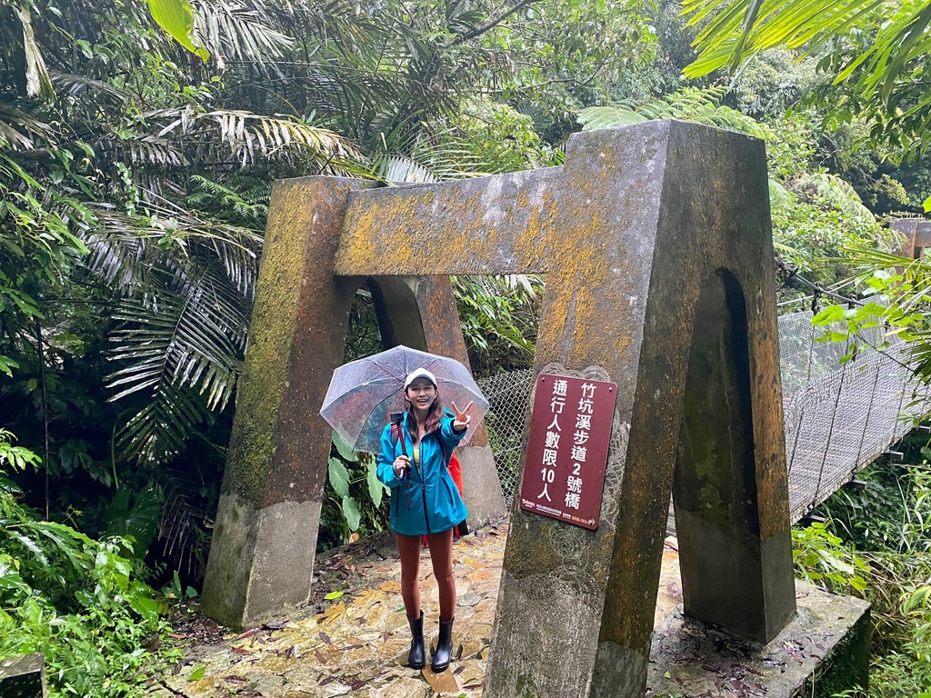 嘉義梅山景點-出發竹坑溪步道，走過巨石岩壁，欣賞龍宮瀑布及生毛樹瀑布