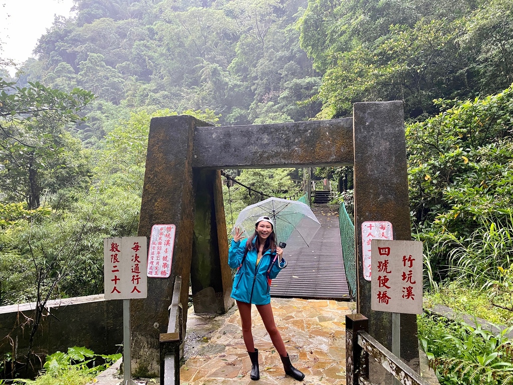 嘉義梅山景點-出發竹坑溪步道，走過巨石岩壁，欣賞龍宮瀑布及生毛樹瀑布