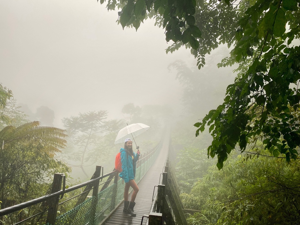 嘉義梅山景點-出發竹坑溪步道，走過巨石岩壁，欣賞龍宮瀑布及生毛樹瀑布