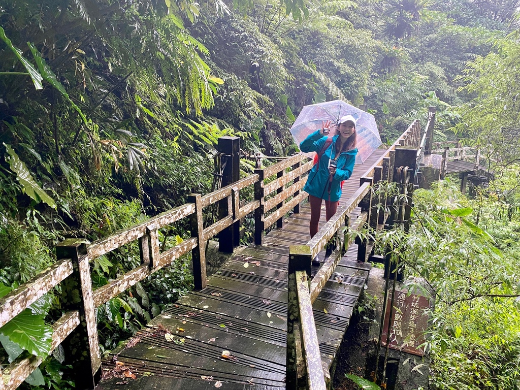 嘉義梅山景點-出發竹坑溪步道，走過巨石岩壁，欣賞龍宮瀑布及生毛樹瀑布