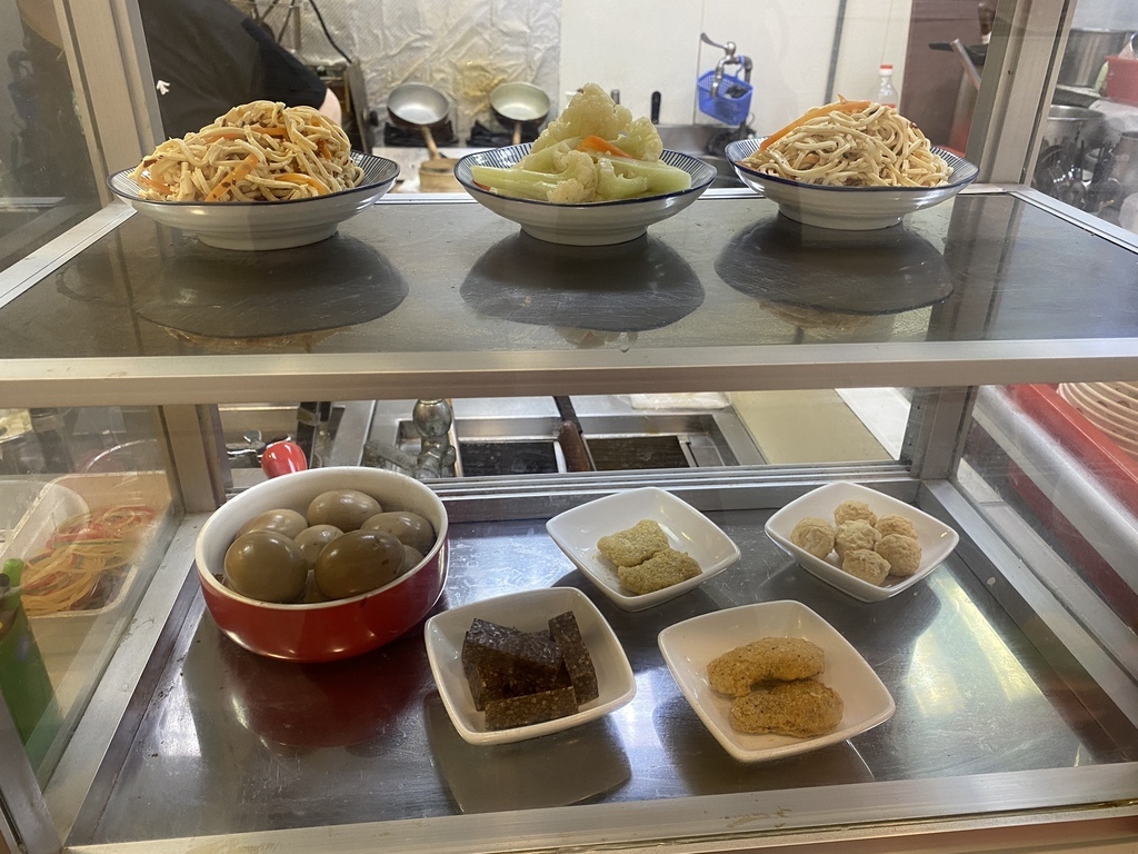 丁小羽帶你去三峽吃港式素食料理！我們一起去心悅素食用餐