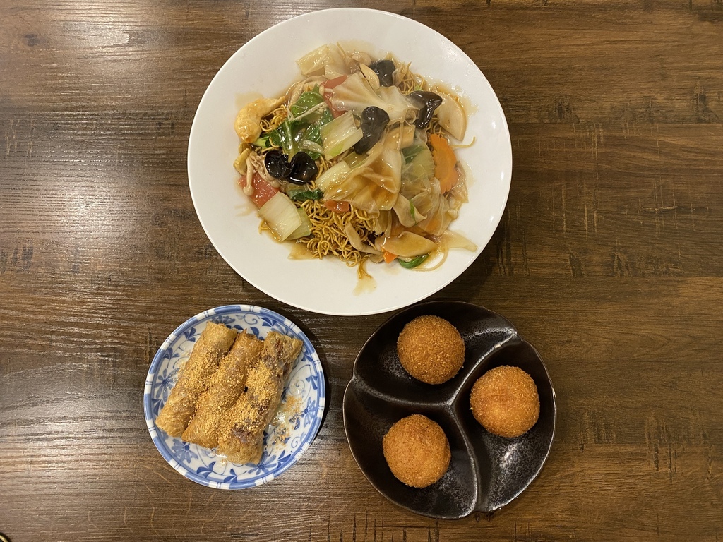 丁小羽帶你去三峽吃港式素食料理！我們一起去心悅素食用餐