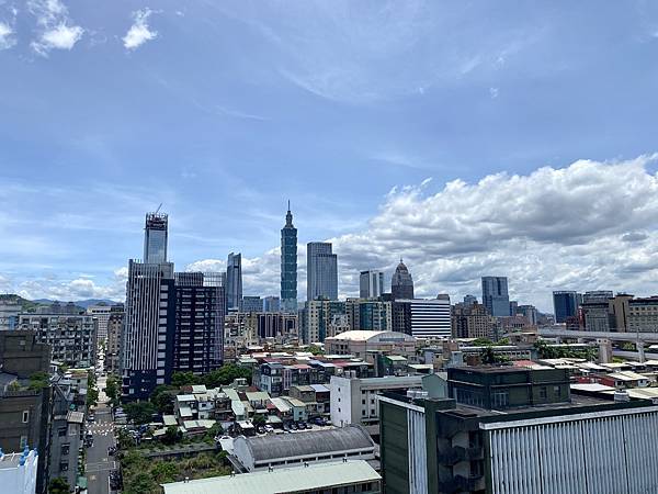 台北松山區的攝影景點-丁小羽開箱台北市八德立體停車場的頂樓！商業攝影、網拍、街拍都適合！