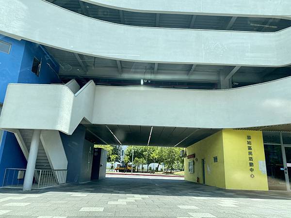 台北松山區的攝影景點-丁小羽開箱台北市八德立體停車場的頂樓！商業攝影、網拍、街拍都適合！
