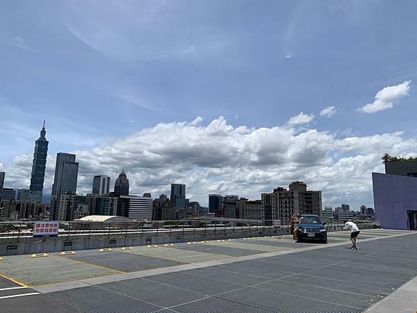 台北松山區的攝影景點-丁小羽開箱台北市八德立體停車場的頂樓！商業攝影、網拍、街拍都適合！