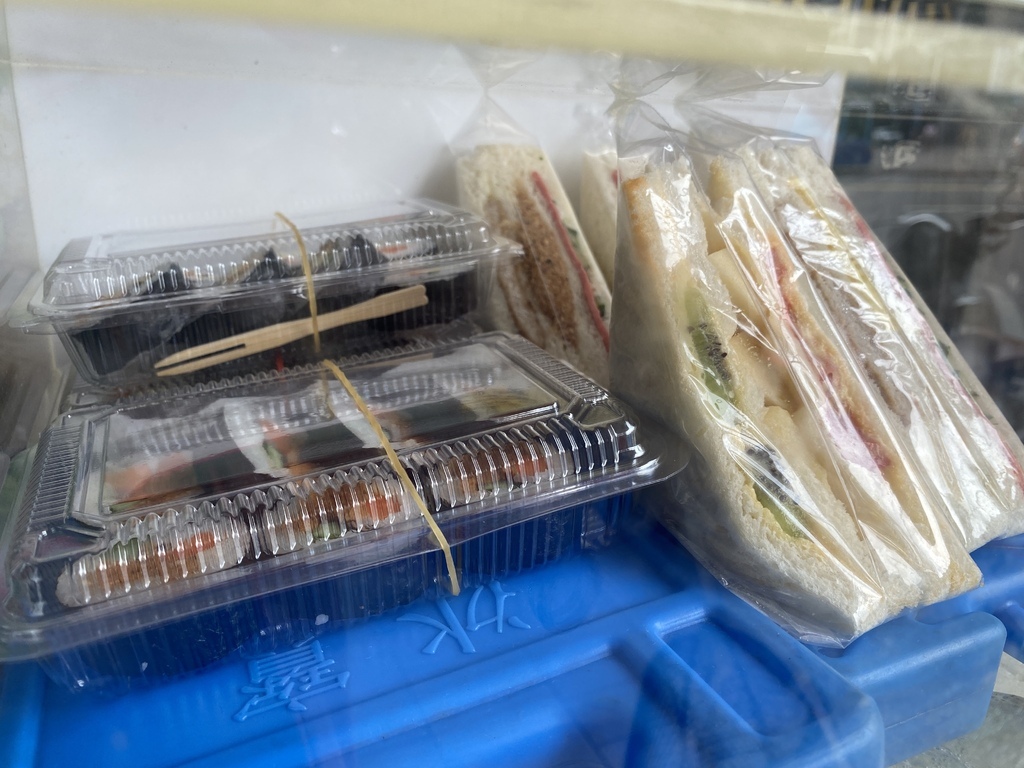 丁小羽帶你們吃新莊素食早午餐-「二姐的店」素食漢堡、素食三明治、素食鐵板麵任你選