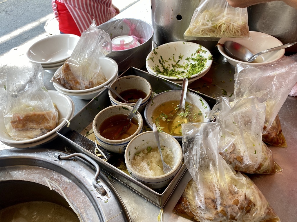 彰化鹿港素食-丁小羽帶你去吃林明堂素食麵，品嘗超過40年的好味道