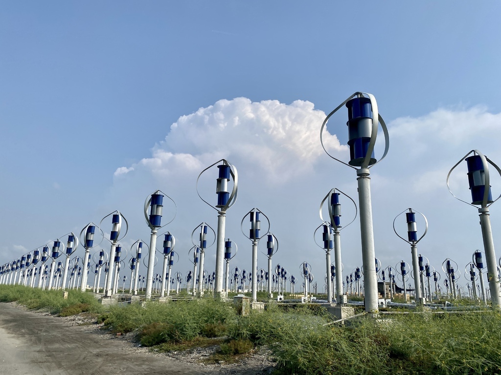 彰化芳苑鄉景點-王功小型風力發電廠！跟著丁小羽一起來發電