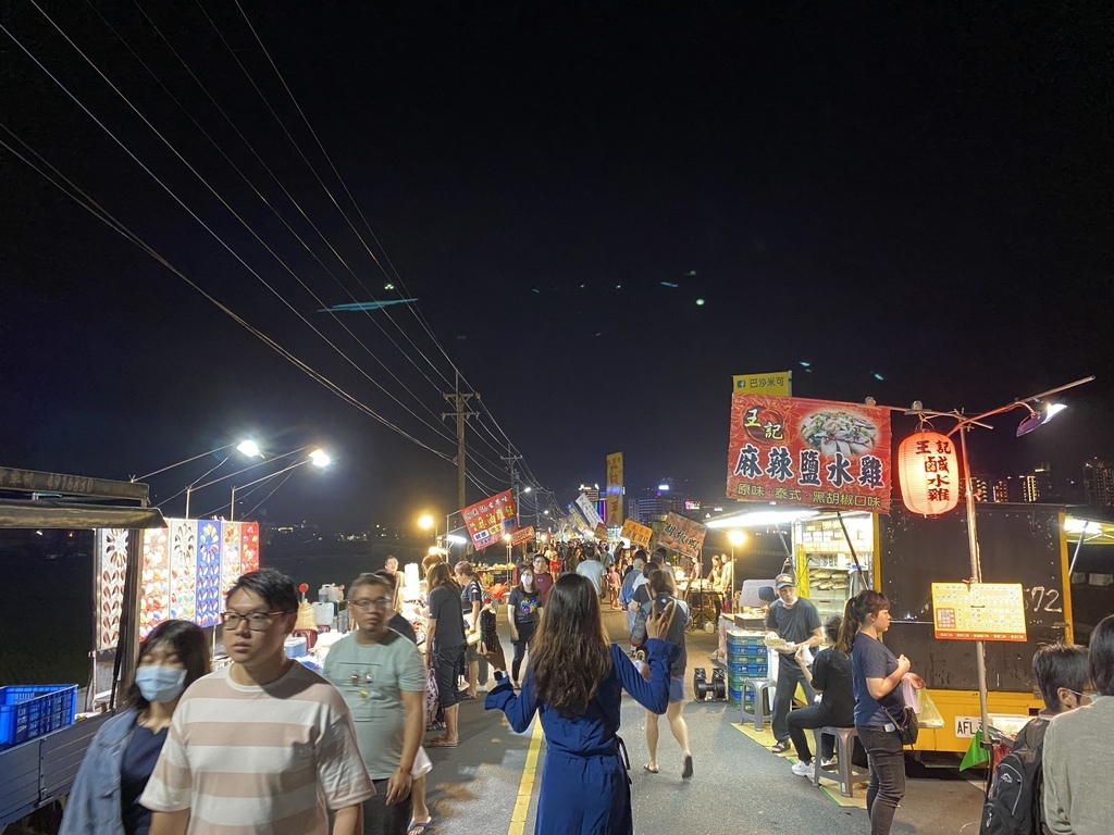 每週日限定的礁溪溫泉夜市,出站就能逛!一起跟丁小羽來看看 每週日限定的礁溪溫泉夜市,出站就能逛!一起跟丁小羽來看看