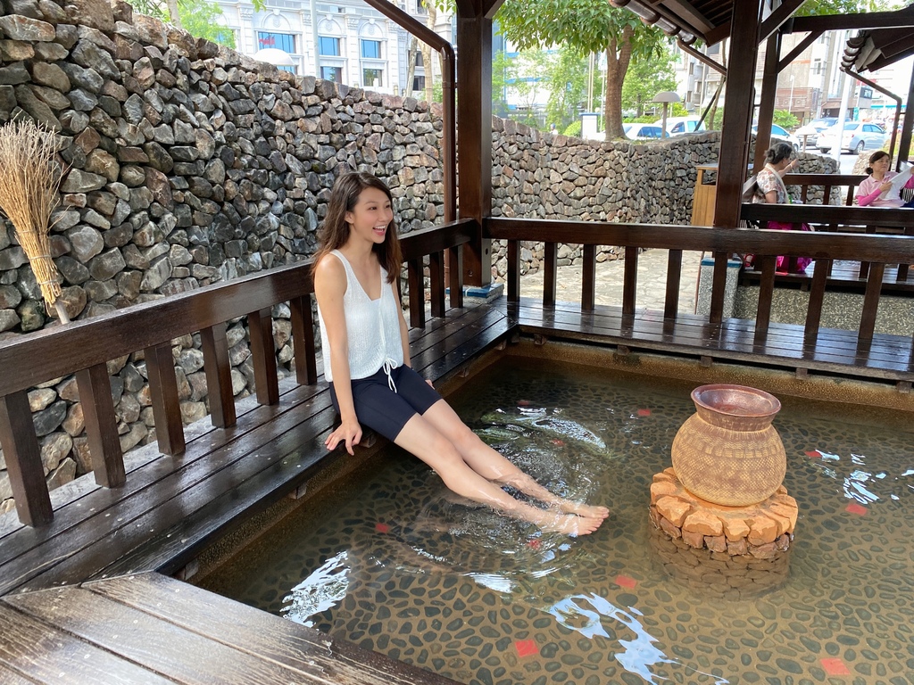 宜蘭礁溪景點-礁溪地景廣場的免費泡腳池，讓你的雙腳享受溫暖的足浴