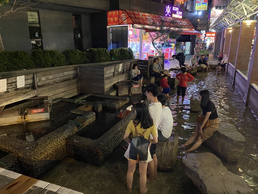 宜蘭礁溪景點-湯圍溝溫泉公園，免費泡腳、體驗溫泉魚