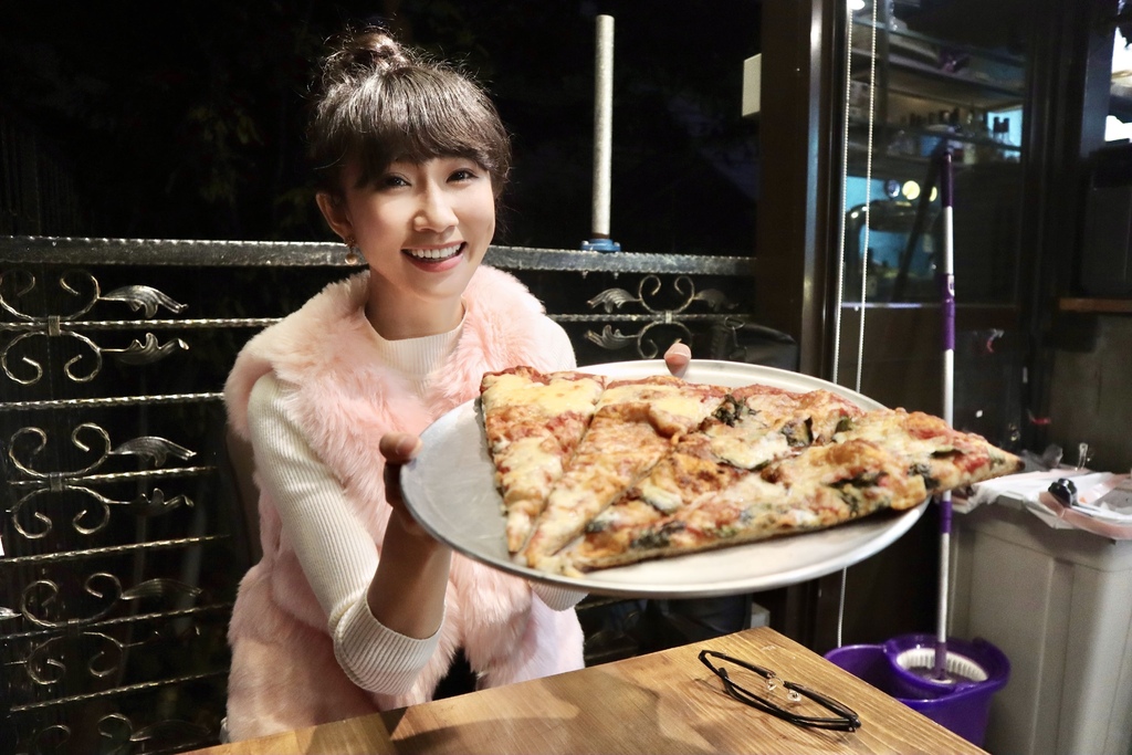 跟著丁小羽去新店碧潭吃美式PIZZA！出發TheShack野菇屋Pizza碧潭店，邊吃美食邊看風景